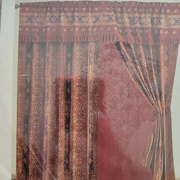 Curtain - Picture 2 of 7